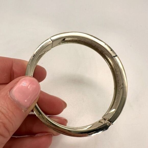 Tokyo Jane Off White Enamel Goldtone Bangle Bracelet - Picture 6 of 12